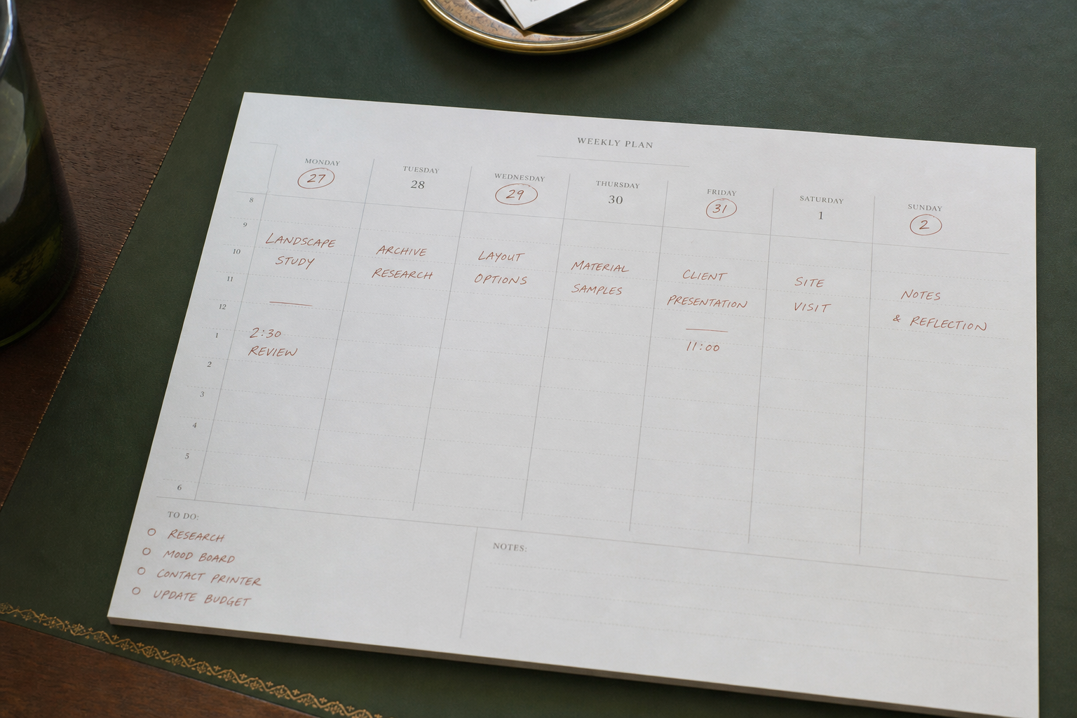 Agenda semanal de papel con fechas señaladas a lápiz de cobre